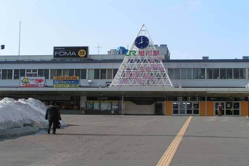 JR 旭川站（Wikimedia Commons · 示意）