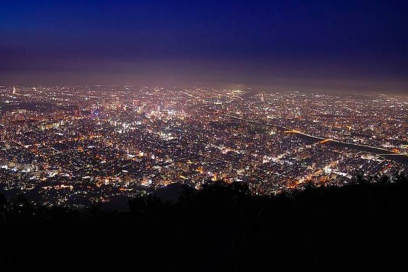 藻岩山眺望札幌夜景（Wikimedia Commons · 示意）