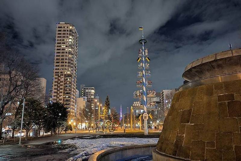 札幌大通夜景（Wikimedia Commons · 示意）